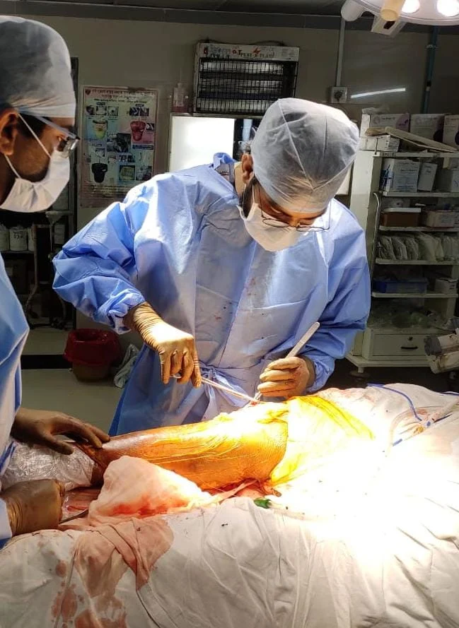 Dr prince uchadiya performing complex arthroscopy surgery on knees at his clinic