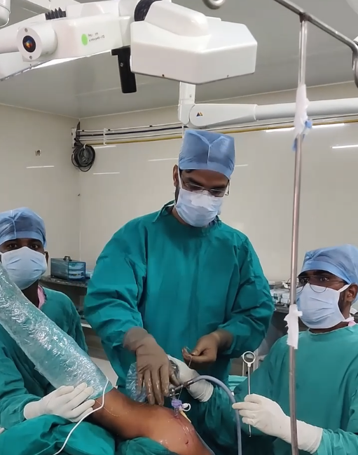 Dr prince uchadiya performing complex arthroscopy surgery at his orthopaedic and joint care centre